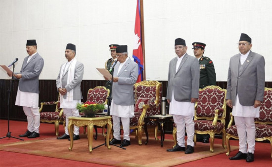 प्रधानन्यायाधीश विश्वम्भरप्रसाद श्रेष्ठले लिए सपथ